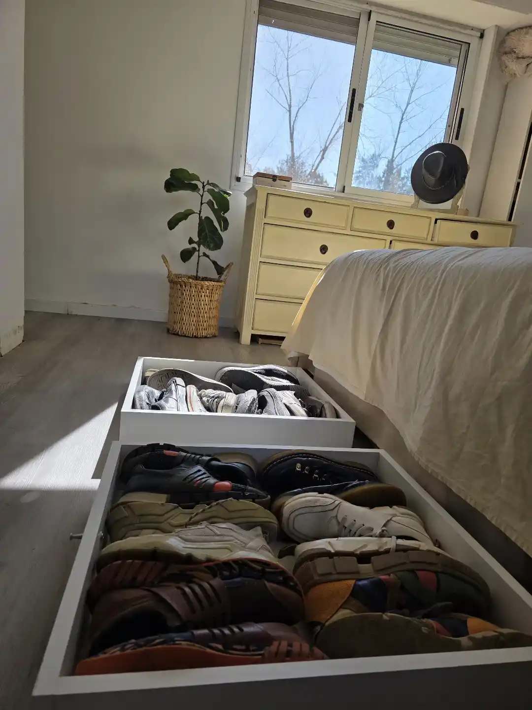 16 Under-Bed Storage Ideas That Actually Keep Things Tidy 3 underbed organizer